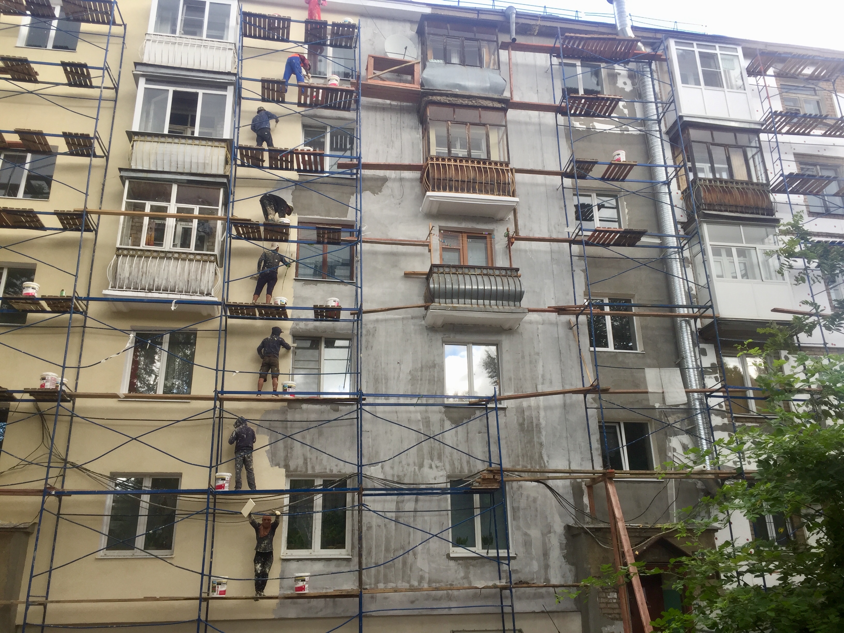 В Ярославле +3: три дома в Ярославле обновили фасады досрочно 