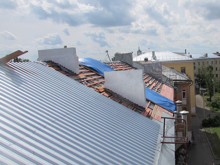 5000 квадратных  метров: три дома по  ул.Свободы капитально обновляют крыши